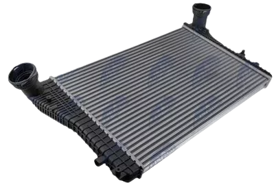 Intercooler, chladič plnicího vzduchu AUDI A 3 / S 3 (8P) (03-) 1.8 TFSI, TT (8J) (06-) 1.8 TFSI, SEAT ALTEA (5P) (04-) 1.8 TSI, LEON (1P1) (05-) 1.8 TSI, TOLEDO III (5P2) (04-) 1.8 TSI, SKODA OCTAVIA II (1Z) (04-) 1.8 TSI, SUPERB II (3T) (08-) 1.8 TSI,