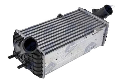 Intercooler, chladič plnicího vzduchu HYUNDAI ACCENT (RB) (11-), ELANTRA (MD/UD) (10-), I20 (PB) (09-), I30 (GD) (12-), VERNA (RB) (11-), KIA CEE'D (JD) (12-), RIO III (UB) (11-), SOUL I (AM) (09-) 1.1 CRDI, 1.4 CRDI, 1.6 CRDI